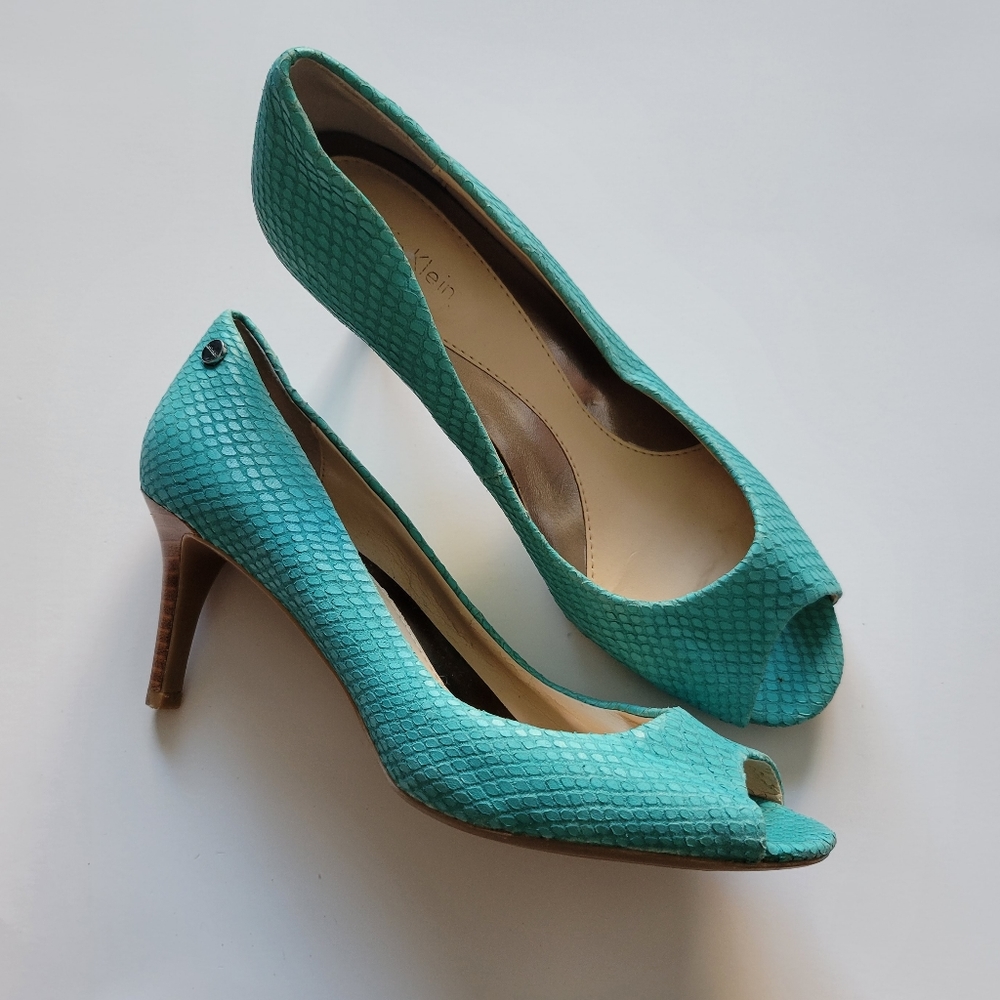 CALVIN KLEIN TURQUOISE/TEAL COLORED SNAKE SKIN PATTERN PEEP TOE HEELS